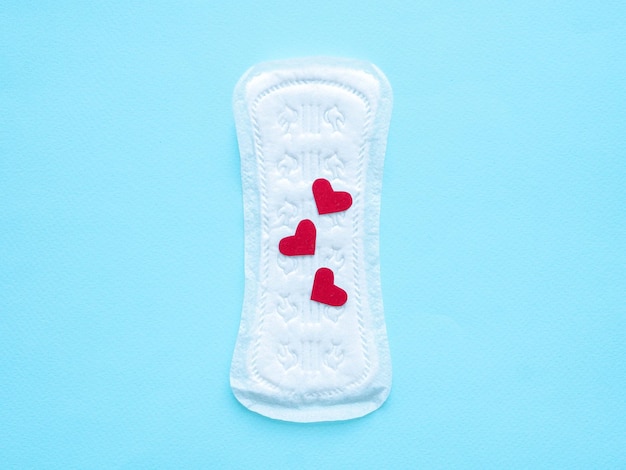 Hygiënische wegwerppakking voor elke dag Rode harten op een bom Plaats om te kopiëren Concept van vrouwelijke kritieke dagen menstruatie