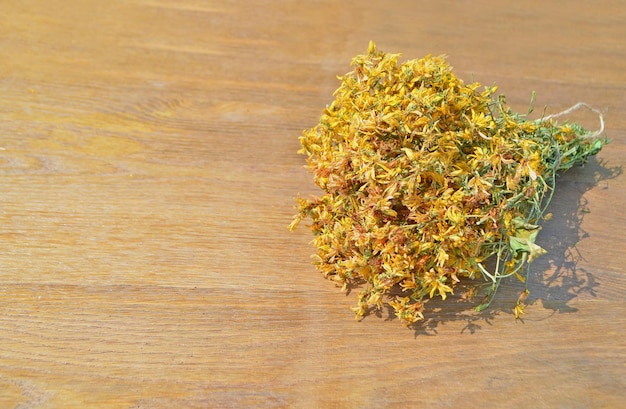 Photo hypericum on the table closeup bunch of hypericum flowers