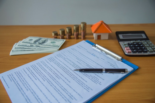 Hypotheekcontract voor verkoop van onroerende goederen met pen en huissleutels