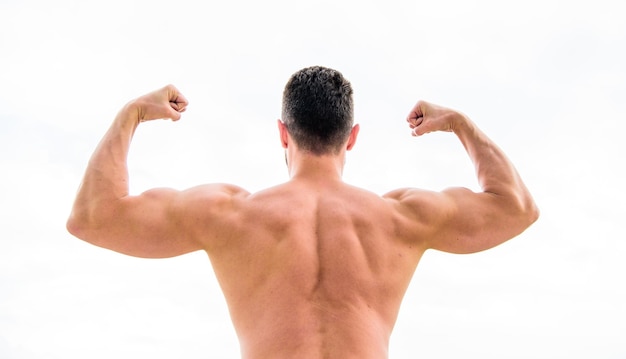 Io sono il miglior macho con la schiena nuda dimostra la sua forza schiena muscolosa uomo isolato su bianco lo sportivo celebra la vittoria allenamento sportivo maschile bello in palestra competizione atletica di fitness