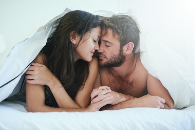 Фото Я люблю тебя больше, чем когда-либо кадр молодой пары, занимающейся интимным моментом под одеялом