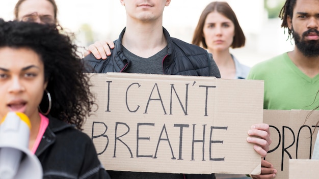 Foto non riesco a respirare la citazione sul cartone