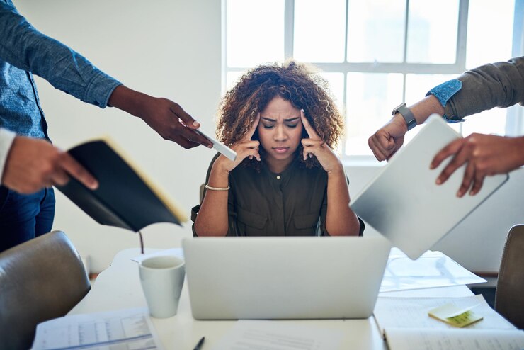 Photo i cant deal with all the demands shot of a stressed out young woman working in a demanding career