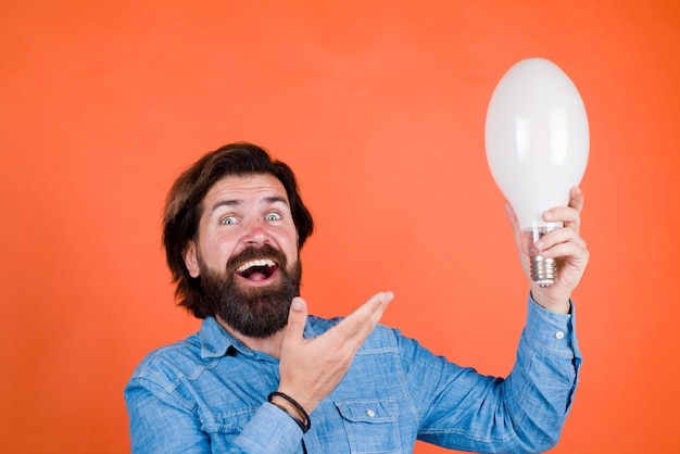 Foto ho un'idea uomo sorridente con lampada buona idea nascita di idee uomo con lampada uomo barbuto che pensa