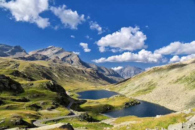 Photo i laghi tre becchi nel parco del gran paradisosplendidi laghetti incorniciati dalle montagne