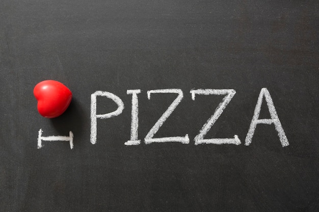 Adoro la pizza scritta a mano sulla lavagna della scuola