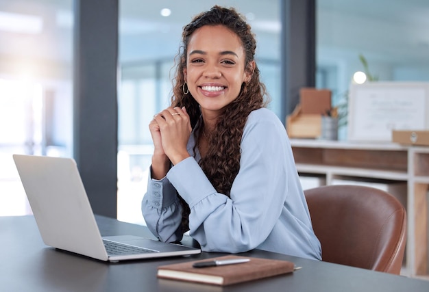 Amo quello che faccio ritratto ritagliato di una giovane donna d'affari attraente che lavora al suo laptop mentre è seduta in ufficio