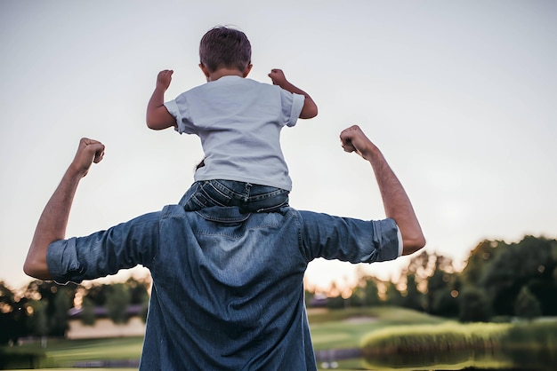 Ti amo papà bel giovane a casa con la sua piccola ragazza carina buona festa del papà