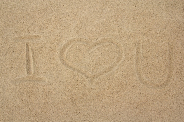 Сообщение "я люблю тебя" на песчаном пляже