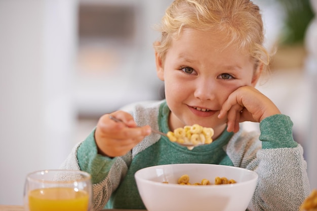 写真 私はこれを自分で作りました家で朝食を食べるかわいい女の子の肖像