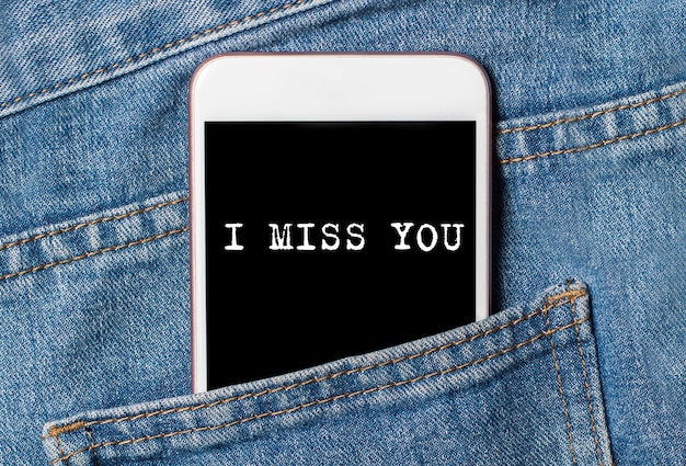 Я скучаю по тебе фоновый телефон на джинсах любовь и концепция валентина