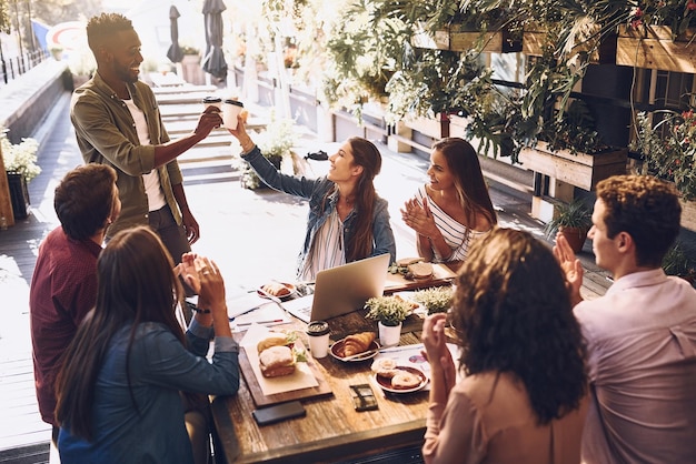 Фото Мне очень нравится твой драйв снимок группы творческих работников, встречающихся за обедом в кафе