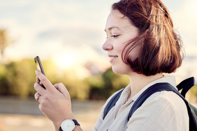 写真 どこにでも持っていきます外に立って携帯電話を使っている女性のショット