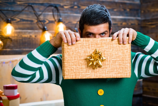 私はあなたにあなたのクリスマスプレゼントをあげたいです。クリスマスの最小限のコンセプト。ギフトボックスに新年プレゼント。