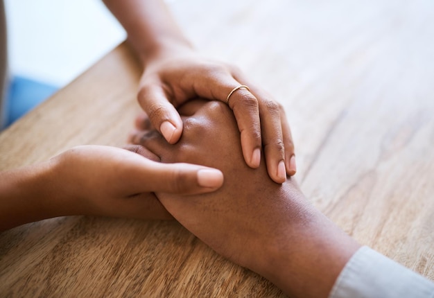 Ti amerò e ti sosterrò sempre primo piano di una coppia irriconoscibile che si tiene per mano