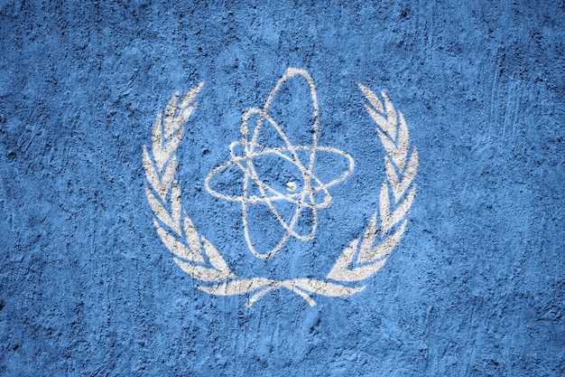그런 지 벽에 그려진 IAEA 깃발