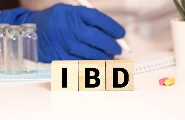 Акроним IBD (Inflammatory Bowel Disease) вырезан из газеты на белой бумаге ручной работы.