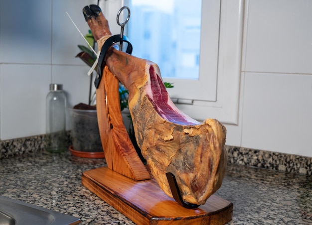 Foto prosciutto iberico in un porta prosciutto in cucina