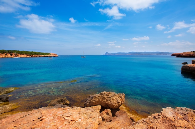 Ibiza Cala Bassa strand met turquoise Middellandse Zee