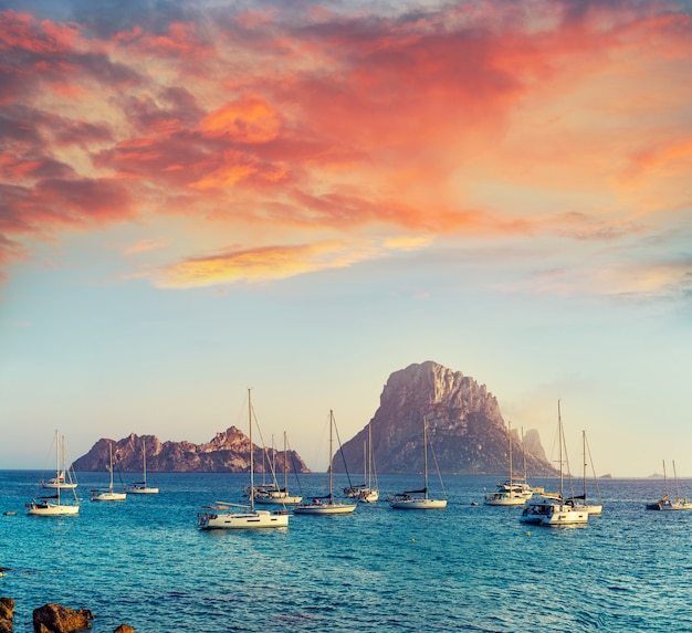 Ibiza cala d Hort met Es Vedra eilandje zonsondergang