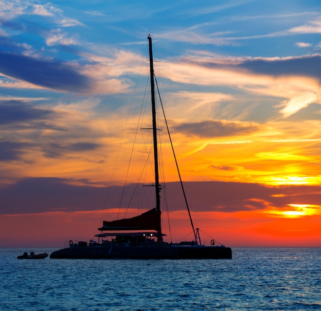 Tramonto della barca a vela di catamarano di ibiza san antonio abad