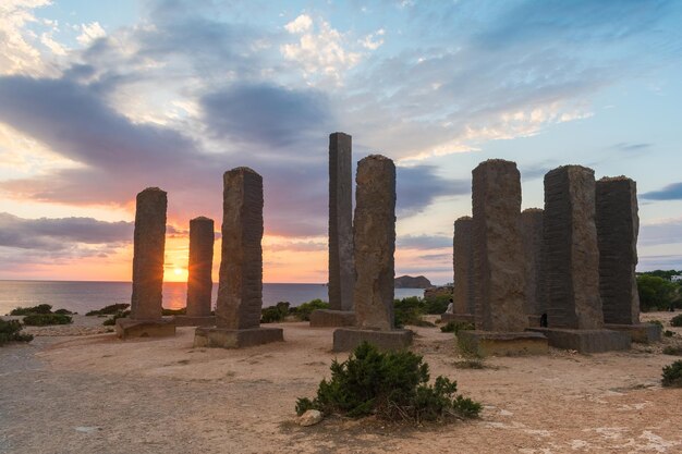 Foto ibiza, spanje 23 oktober 2021 prachtige zonsondergang in de buurt van het stonege monument van ibiza bij cala llentia