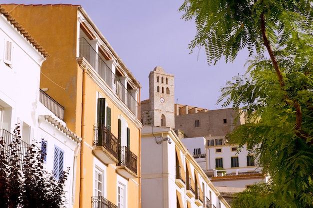 Ibiza stad Eivissa huizen en verheven kerk