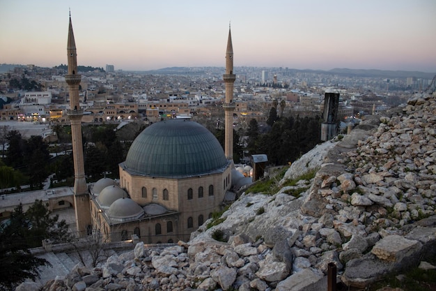 Foto moschea ibrahim in anlurfa giardino e lago di pesce antica città archeologica a trkiye