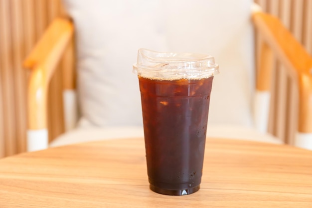 Foto caffè americano ghiacciato su un tavolo di legno in un caffè