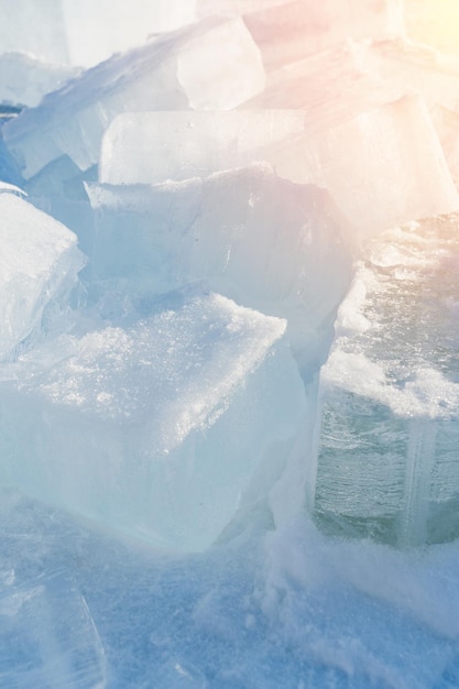雪の上に横たわる氷のブロック選択的な焦点