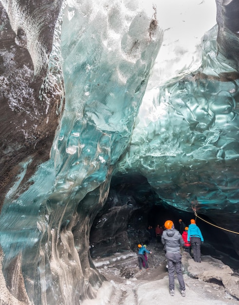 Foto la grotta di ghiaccio situata sotto il ghiacciaio tra le montagne di ghiaccio in islanda è un punto di riferimento affascinante