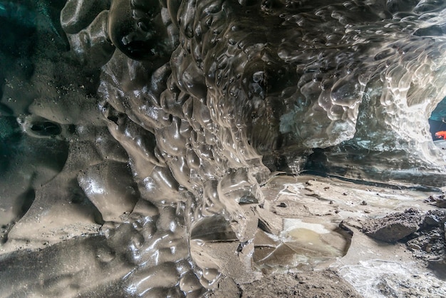 Photo ice cave located beneath glacier among ice mountain in iceland it is mesmerizing landmark