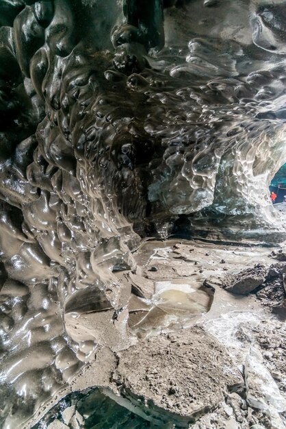 アイスランドの氷山の氷河の下にある氷の洞窟それは魅惑的なランドマークです