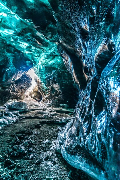 Ледяная пещера, расположенная под ледником среди ледяных гор в Исландии, является завораживающей достопримечательностью.