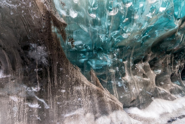 Ледяная пещера, расположенная под ледником среди ледяных гор в Исландии, является завораживающей достопримечательностью.