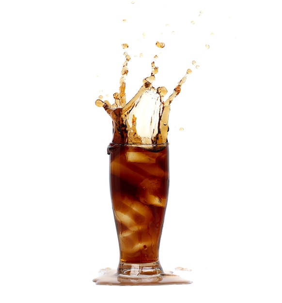 Photo ice coffee drink and ice tea tall glass splash up in air cold brew ice coffee tea in cool glass