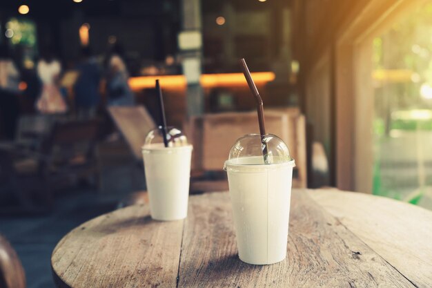 写真 コーヒーショップのテーブルに氷のコーヒー