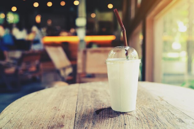 写真 コーヒーショップのテーブルに氷のコーヒー