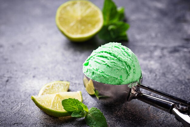 Pallina di gelato alla menta e lime