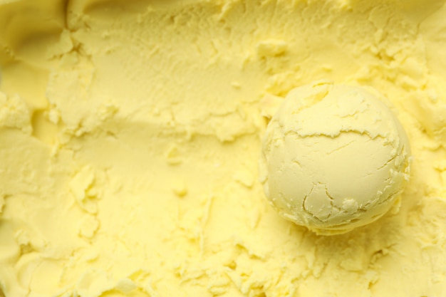 Palla del gelato su giallo, fine su