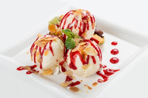 Фото Шарики мороженого с фруктами на белой тарелке