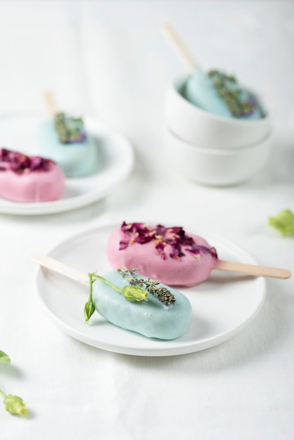 Barrette gelato con topping rosa e verde