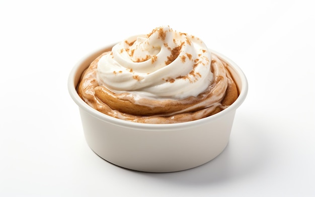 "Ice Cream Cinnamon Roll op een witte achtergrond"