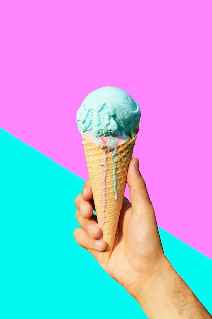 分離された最小限の色の背景に手でアイス クリーム コーン夏食品お菓子アイス クリーム コンセプト