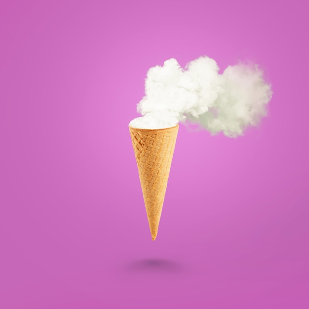 Cono gelato e fumo bianco su sfondo rosa pastello posa piatta concetto di riscaldamento globale