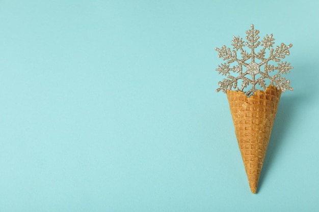 Photo ice cream cone with a decorative snowflake