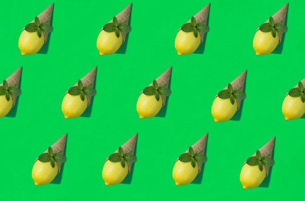 녹색 배경에 레몬이 있는 아이스크림 콘 패턴 플랫 레이 탑 뷰