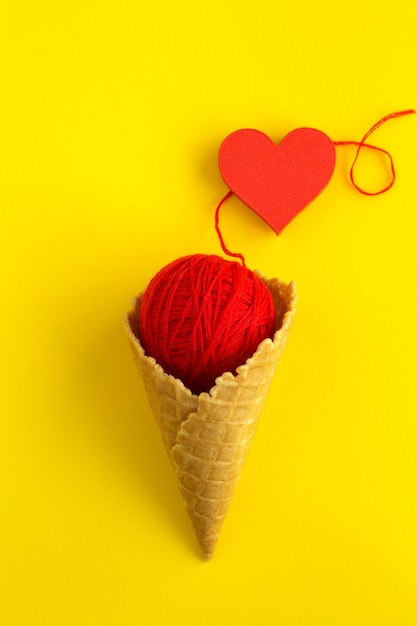 Foto cono gelato con rosso per maglieria e cuore rosso al centro del giallo