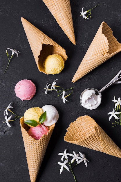 Photo ice cream cones and scoops