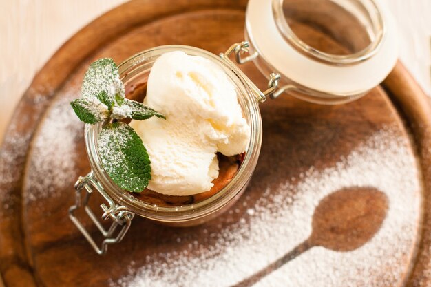 Photo ice cream in glass jar with mint top view